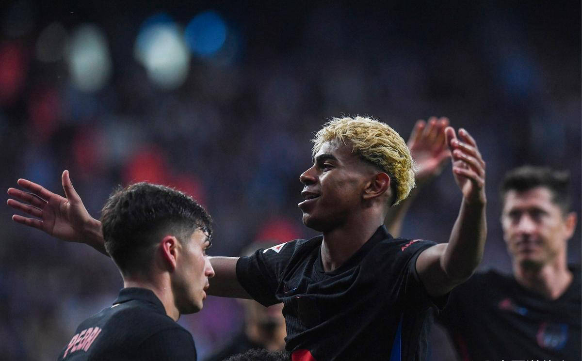 九游游戏 莱万多夫斯基重返赛场，夺冠首场状态出色，中国队观众沸腾！