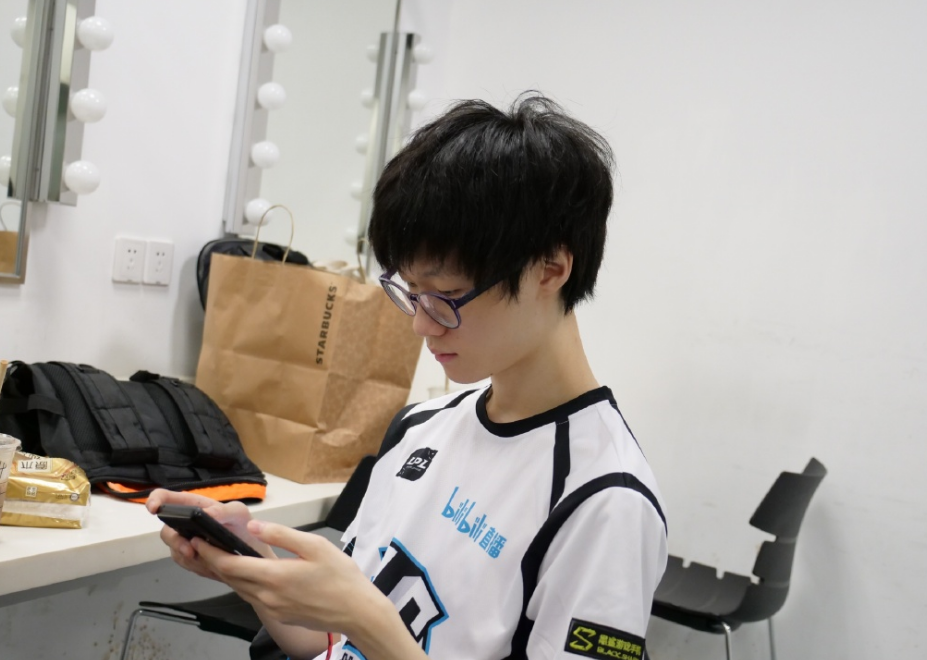  穆古鲁扎重要时刻出色防守，RNG带队取胜！赛场气氛高涨