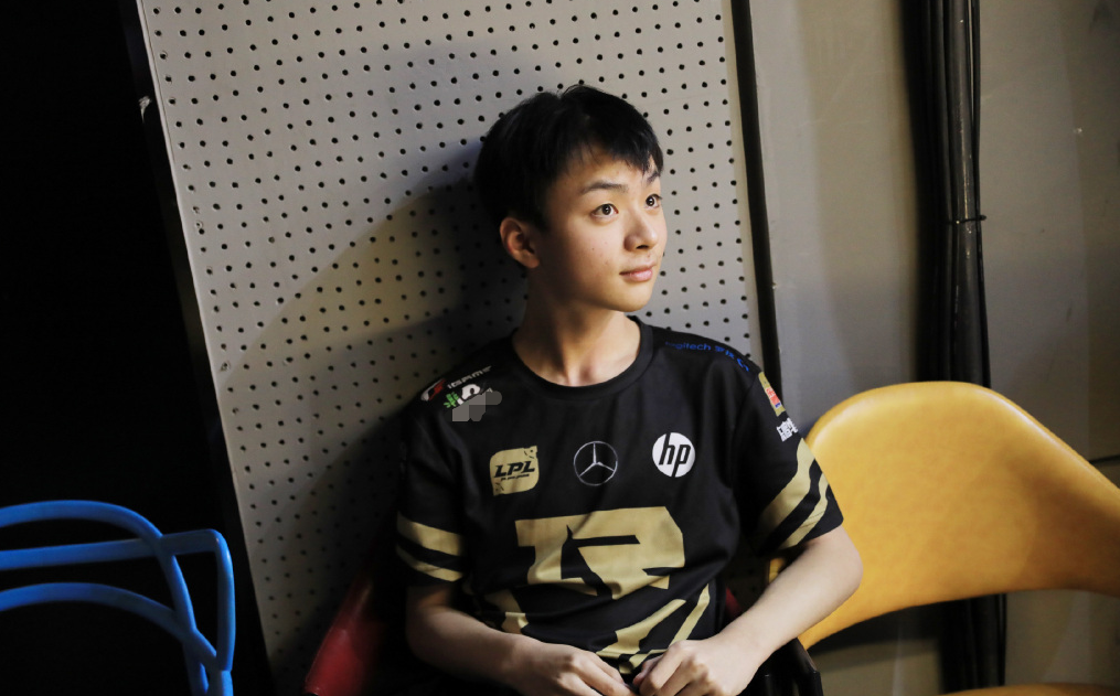  穆古鲁扎重要时刻出色防守，RNG带队取胜！赛场气氛高涨